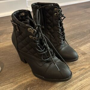 Black Daisy Fuentes Booties Size 5 1/2